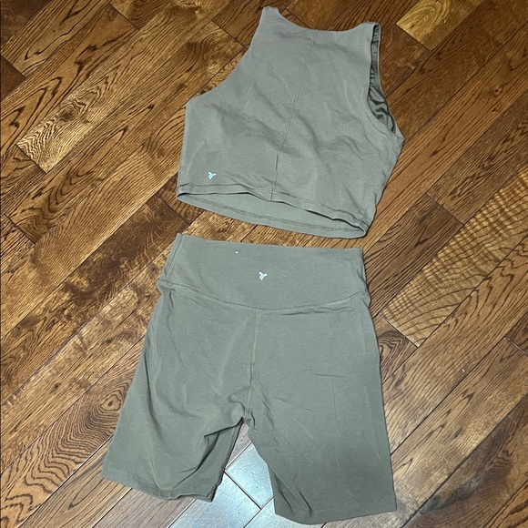 Old Navy Active Olive Green Top - Picture 3 of 3